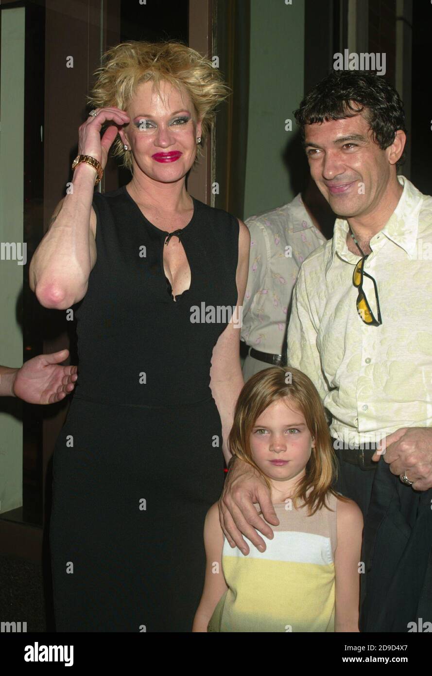 Melanie Griffith et Antonio Bandares avec leur fille Stella Bandares lors d'une fête de bienvenue à Broadway pour Melanie Griffith au restaurant Thalia à New York le 20 juillet 2003. Crédit photo : Henry McGee/MediaPunch Banque D'Images