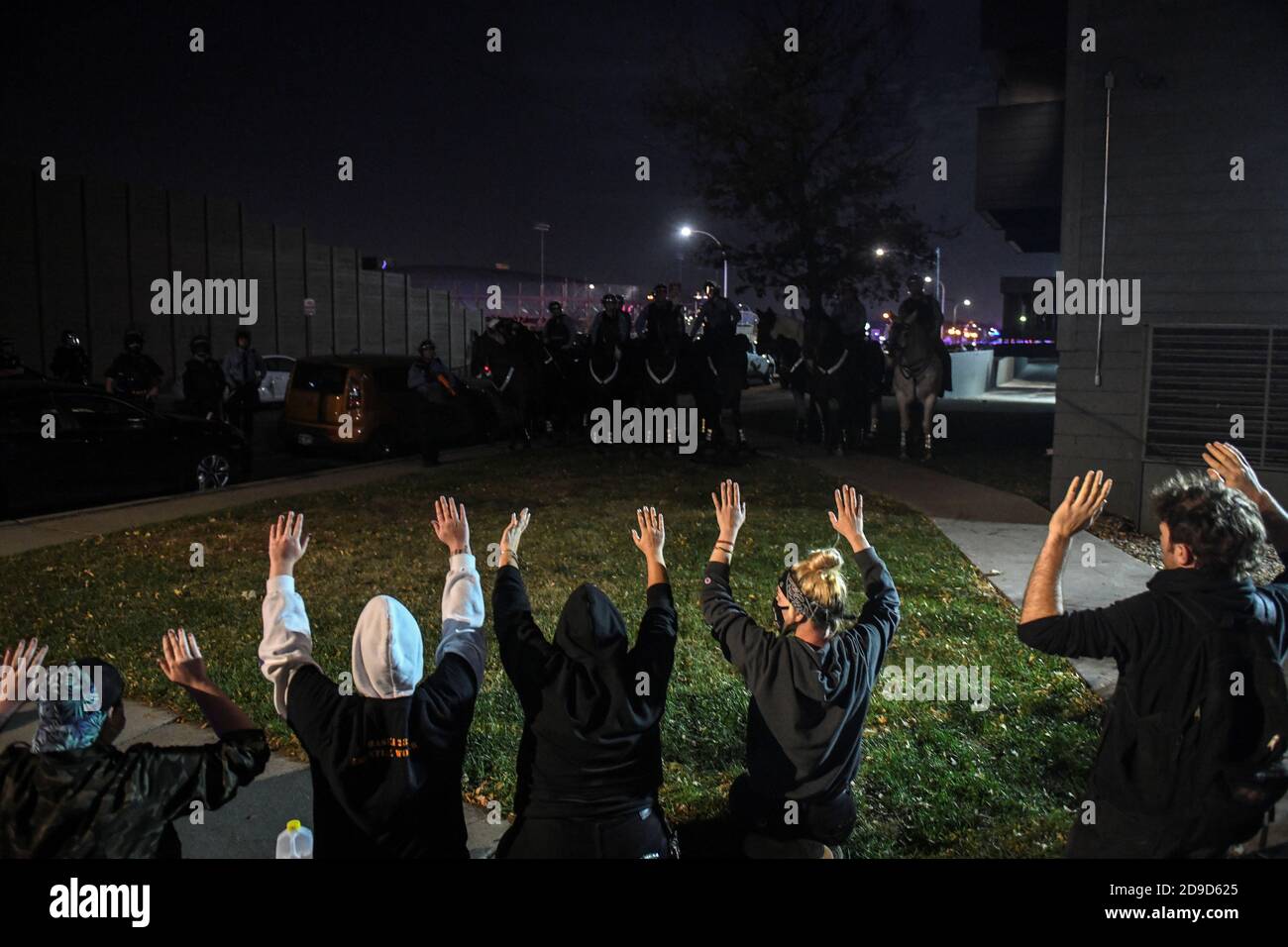 Les manifestants affrontent des policiers à l'extérieur d'un complexe d'appartements à côté de l'Interstate 94 (I-94) le lendemain du jour des élections à Minneapolis, Minnesota, États-Unis, le 4 novembre 2020. REUTERS/Nicholas Pfosi Banque D'Images