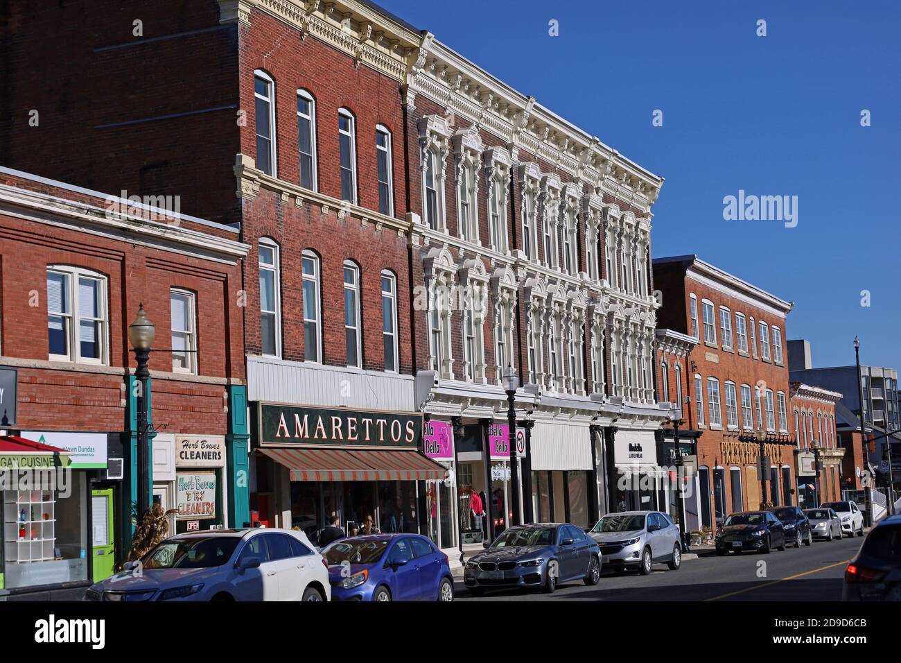 Hamilton (Ontario), Canada - petit quartier commerçant de la rue principale avec des édifices du XIXe siècle bien conservés. Banque D'Images