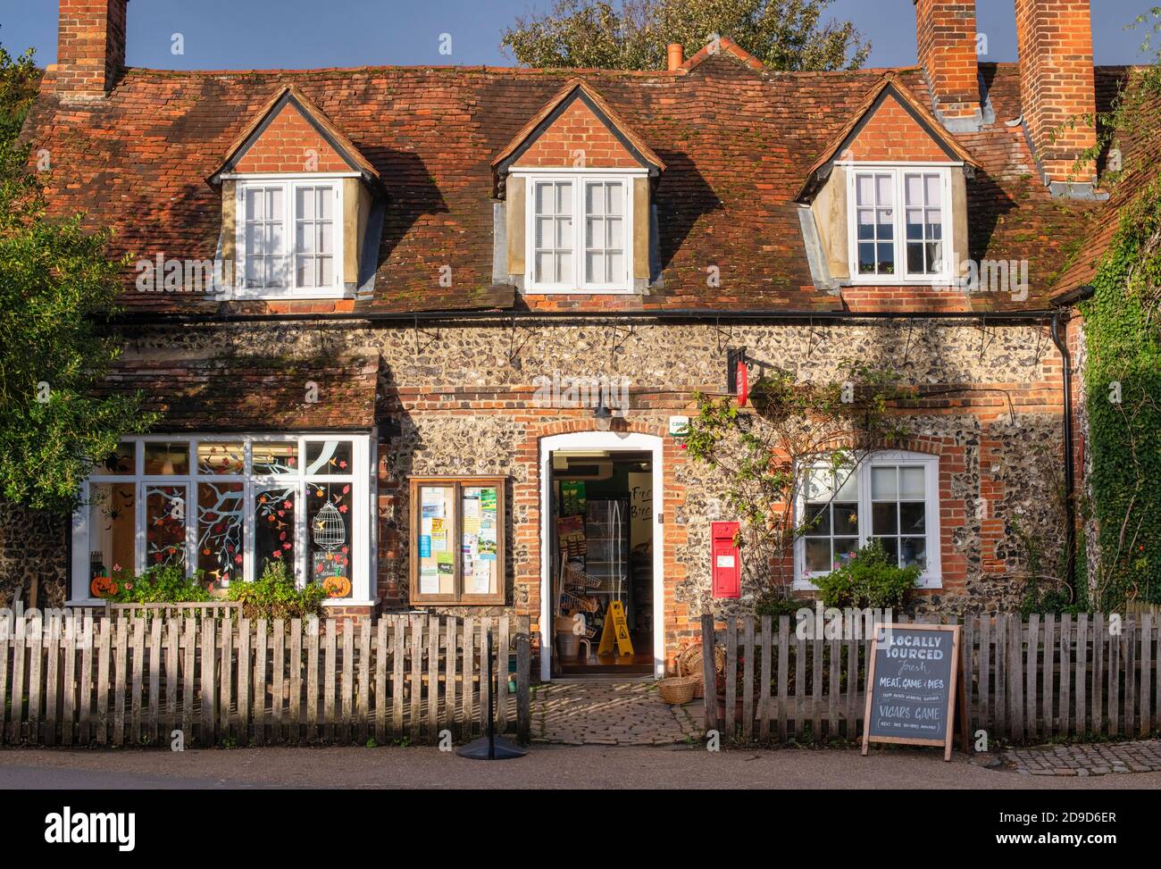 Boutique du village de Hambleden dans la lumière d'automne tôt le matin. Hambleden , Buckinghamshire, Angleterre Banque D'Images
