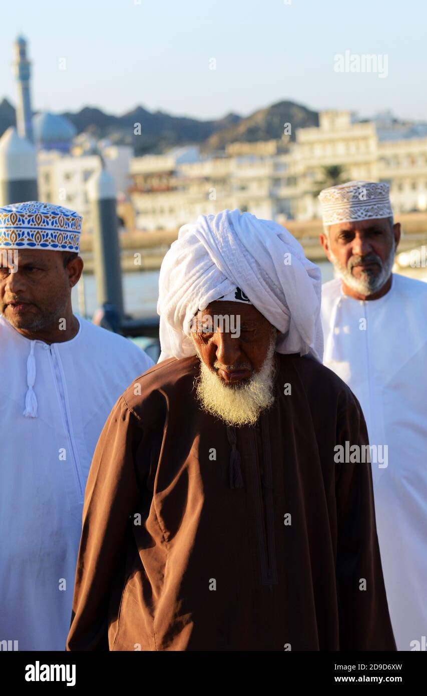 Hommes omanais au marché de la pêche de Mutrah en Oman. Banque D'Images