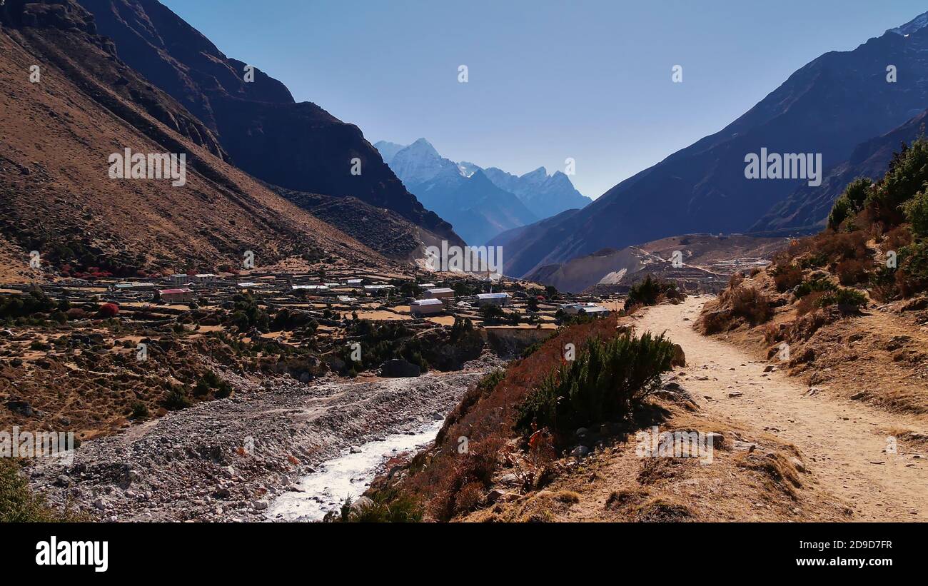 Belle vue sur le petit village de sherpa Hilajung situé dans une vallée près de Thame, région de Khumbu, parc national de Sagarmatha, Himalaya, Népal. Banque D'Images Belle vue sur le petit village de sherpa Hilajung situé dans une vallée près de Thame, région de Khumbu, parc national de Sagarmatha, Himalaya, Népal. Banque D'Images