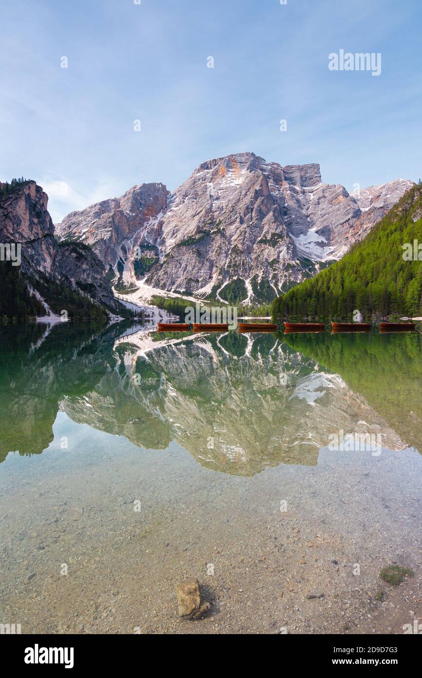 Le mont Seekofel et les bateaux en bois se reflétant dans l'eau de la légendaire Pragser Wildsee (Lago di Braies) dans les Dolomites, patrimoine mondial de l'UNESCO, Tyrol du Sud Banque D'Images