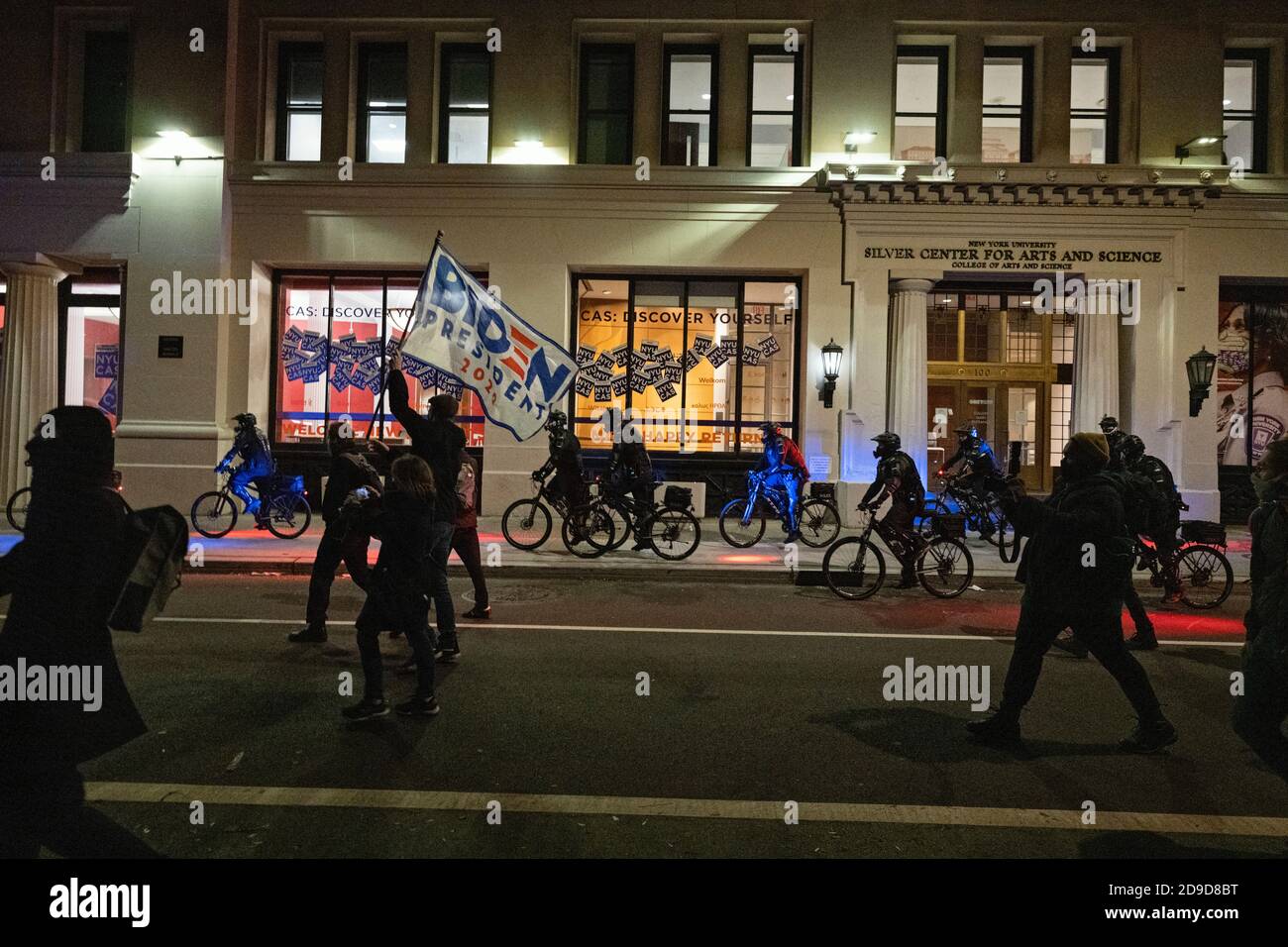 New York, New York, États-Unis. 4 novembre 2020. Alors que les États-Unis attendent les résultats des élections, la police montée sur vélo dans une armure corporelle se balade aux côtés des manifestants pro-Biden qui défilent dans le quartier de Greenwich Village à New York Banque D'Images