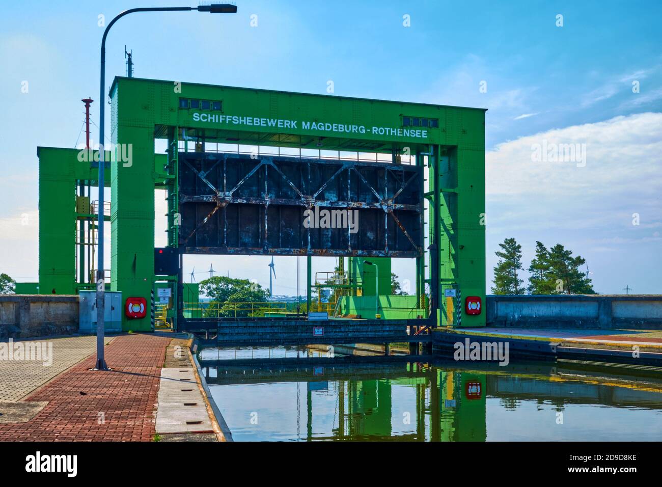 Porte d'un ascenseur de navire avec l'inscription allemande Schifs'fshebewerk Magdeburg-Rothensee, ascenseur pour les navires dans le canal Banque D'Images