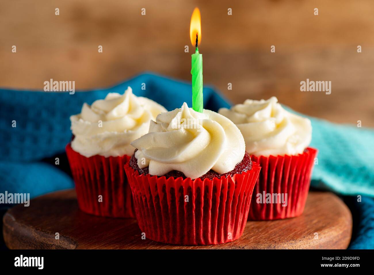 Cupcakes en velours rouge, fond de dessert. Banque D'Images