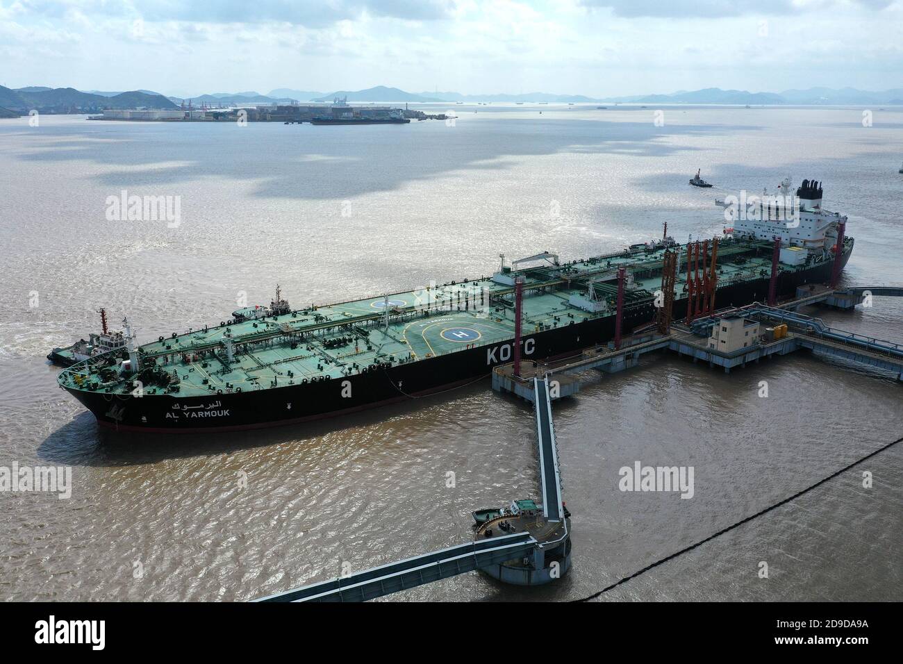 Un pétrolier nommé PORTS D'AL YARMOUK au port de Shihua et du pétrole cruel est déchargé, ville de Zhoushan, province de Zhejiang en Chine orientale, 15 octobre 2020. JE Banque D'Images