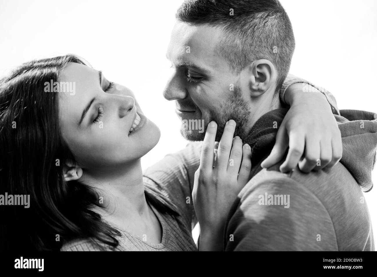 jeune couple romantique ensemble noir et blanc sur le portrait émotionnel arrière-plan blanc Banque D'Images