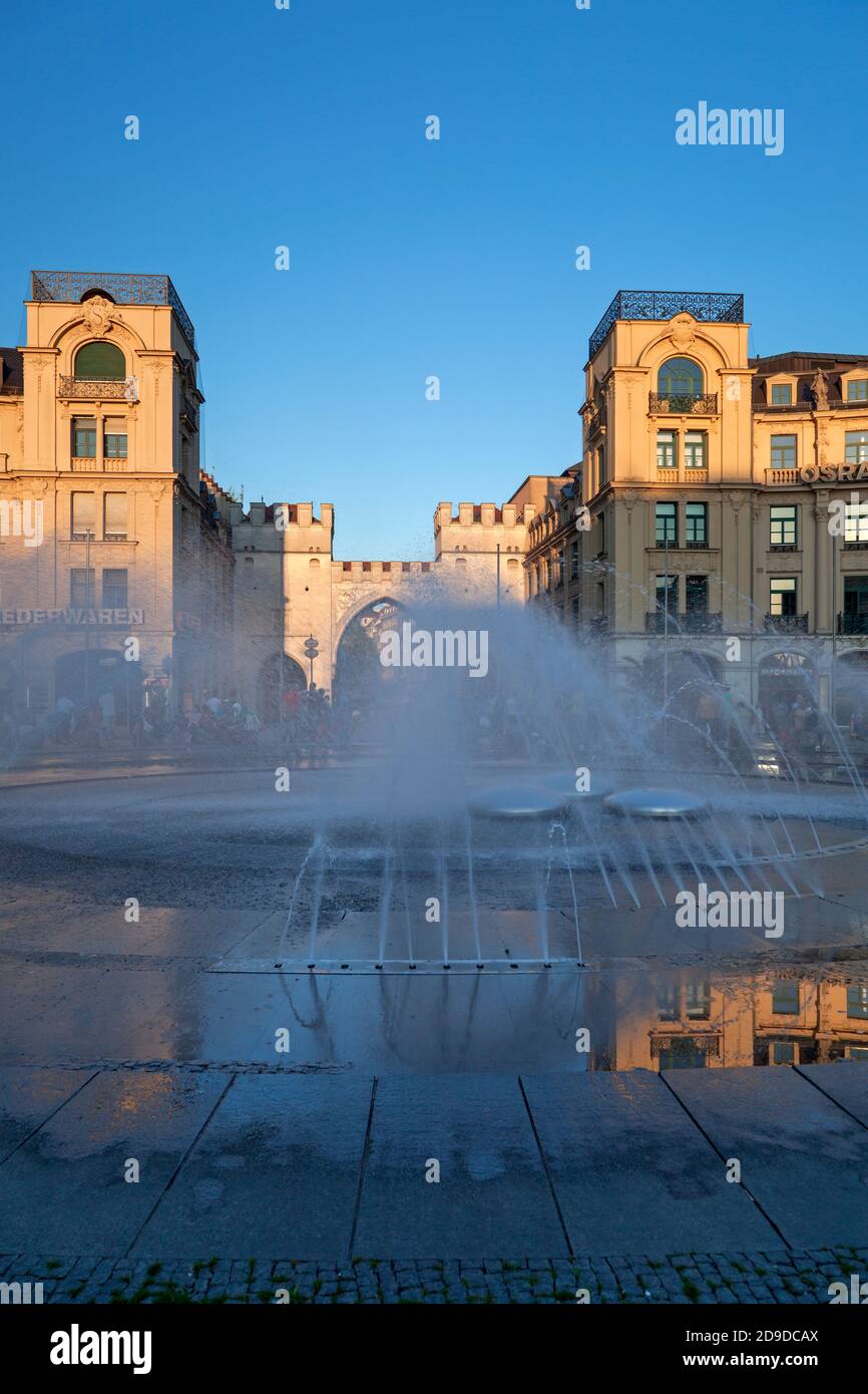 Géographie / Voyage, Allemagne, Bavière, Munich, cercle de circulation à Karlsplatz Stachus avec Karlstor, inne, droits-supplémentaires-dégagement-Info-non-disponible Banque D'Images