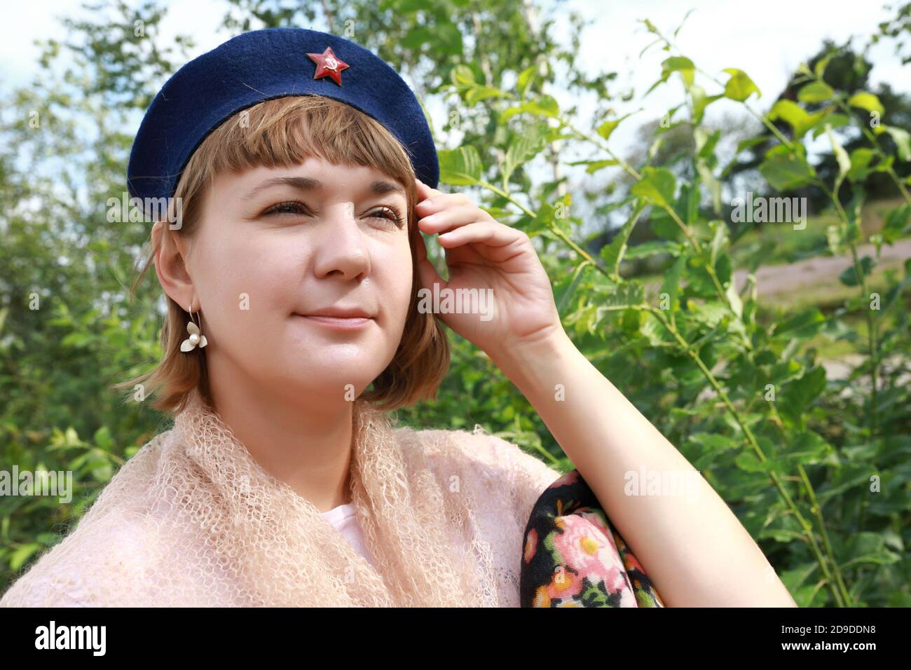 Femme dans le béret militaire soviétique dans le parc Photo Stock - Alamy