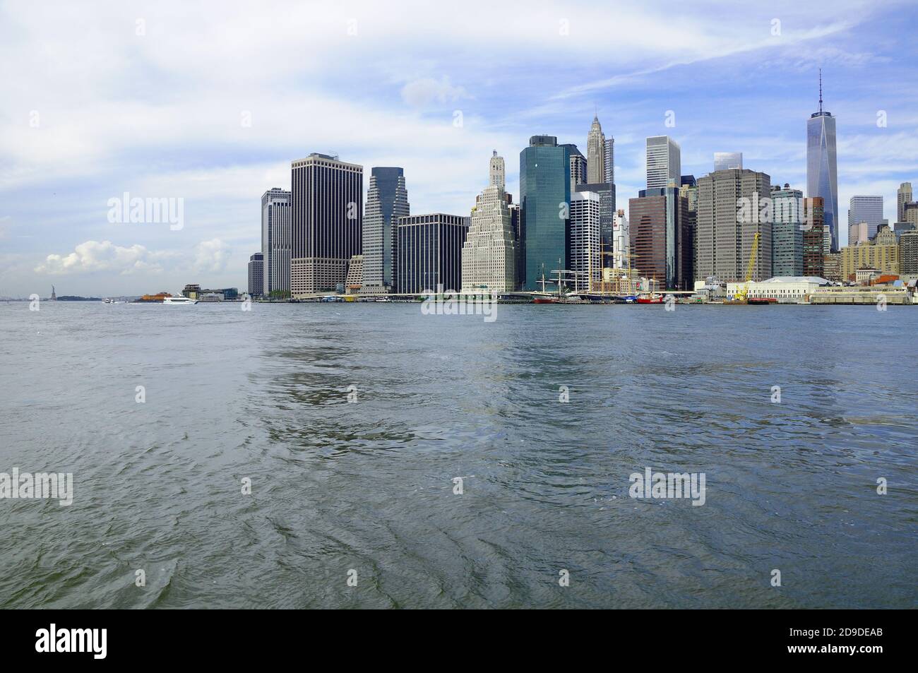 Vue sur les gratte-ciels de Manhattan et l'Hudson depuis la côte de Brooklyn. Banque D'Images