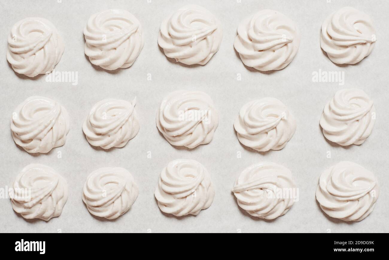 Biscuits à la meringue faits maison cuits sur du papier de cuisson Banque D'Images