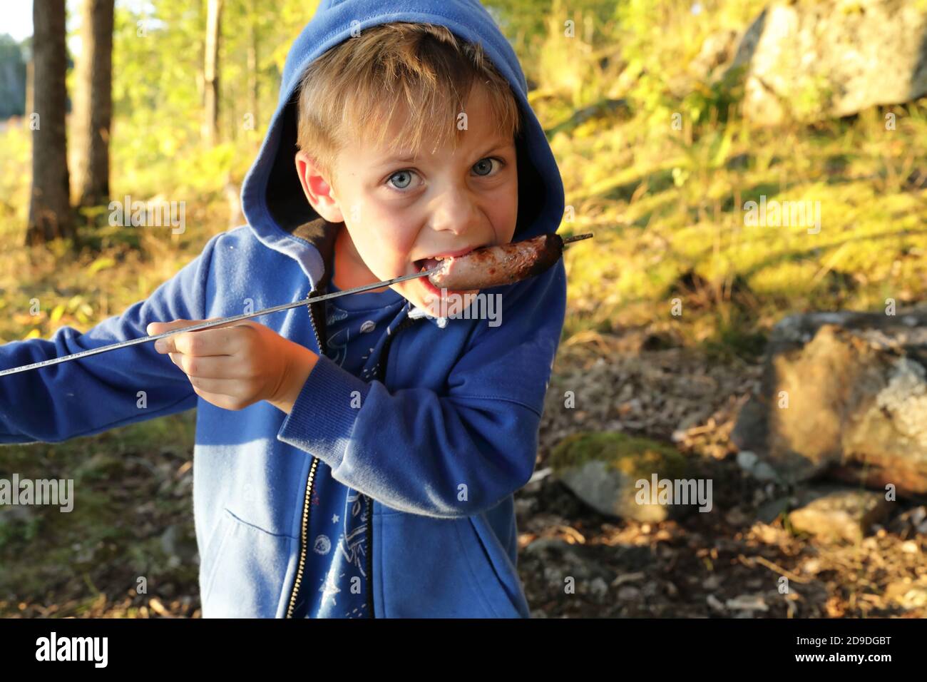 Enfant En Train De Manger La Viande Banque D Image Et Photos Alamy