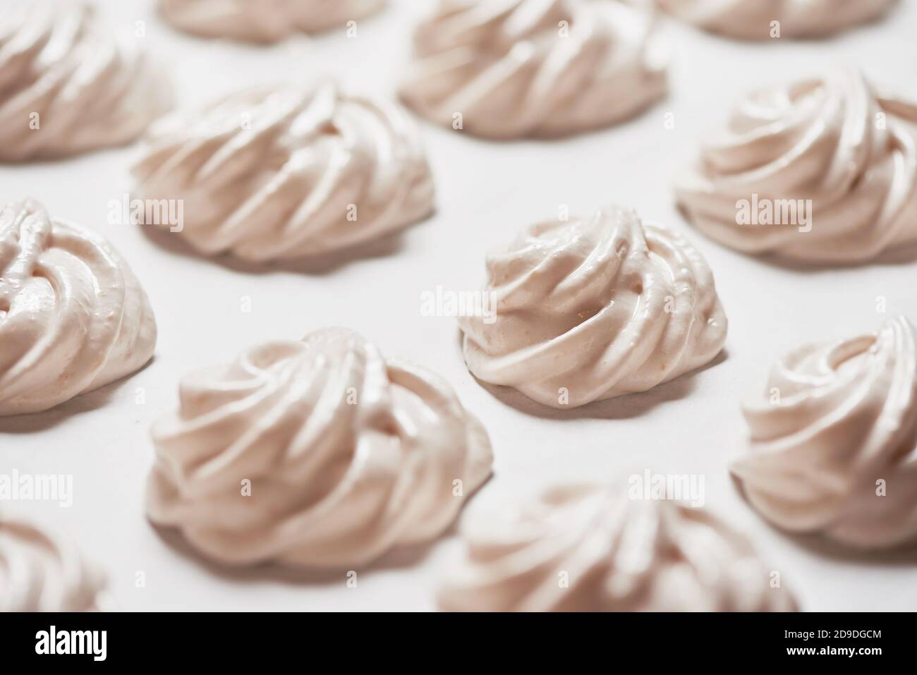 Biscuits à la meringue faits maison cuits sur du papier de cuisson Banque D'Images