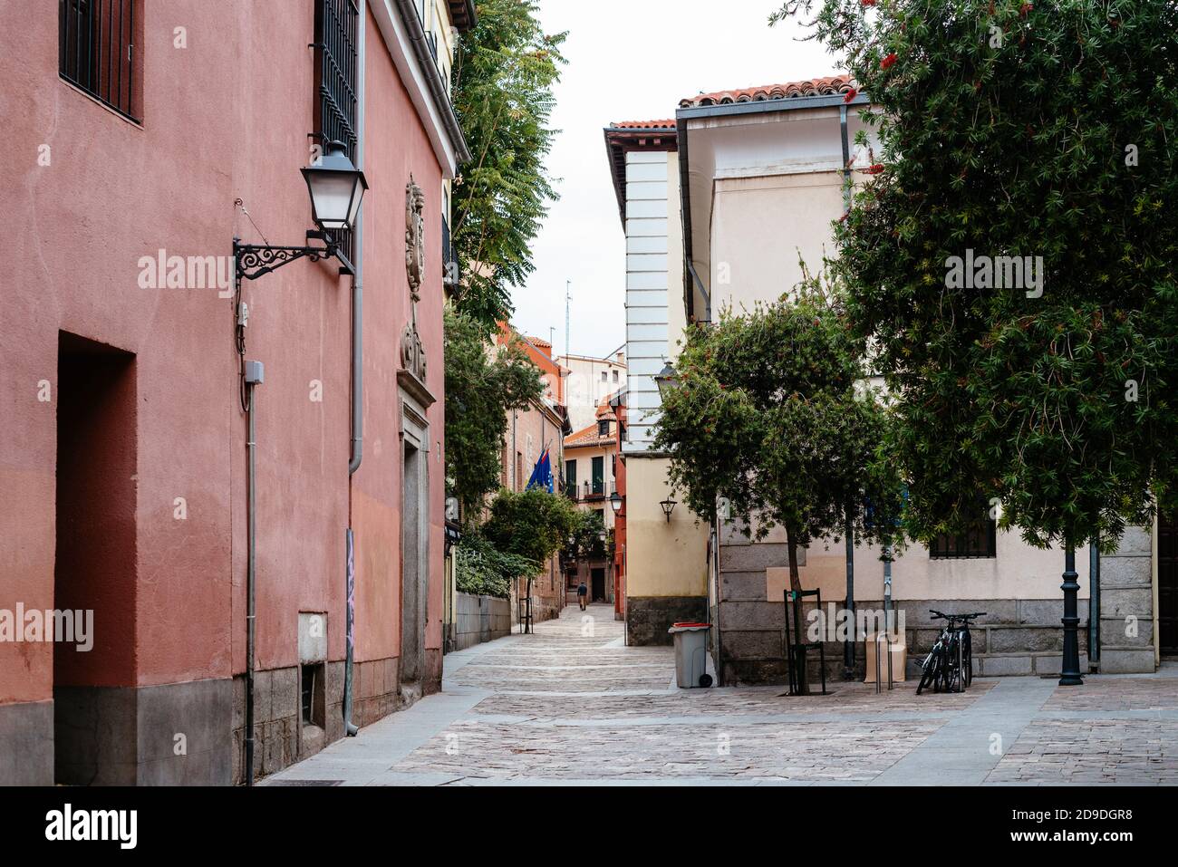 Vue pittoresque sur la rue Nuncio dans le quartier de Latina, dans le centre de Madrid. Banque D'Images