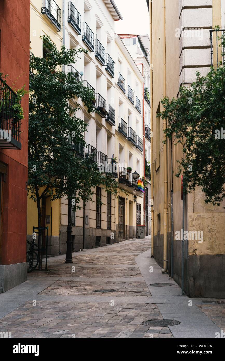 Vue pittoresque sur la rue Nuncio dans le quartier de Latina, dans le centre de Madrid. Banque D'Images