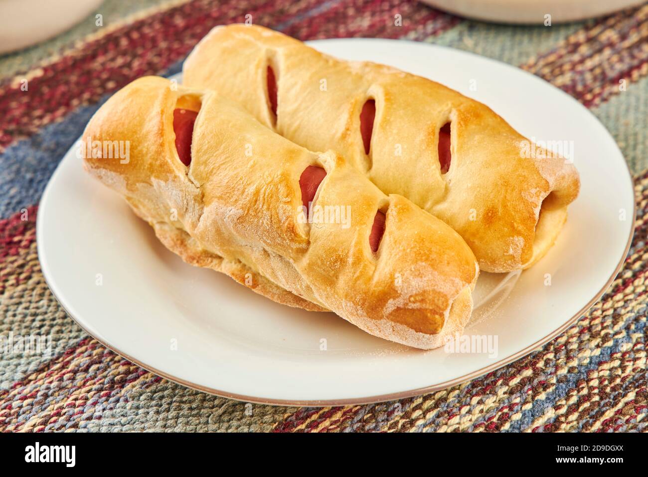 saucisses cuites dans une pâtisserie dans un café de restauration rapide à proximité haut Banque D'Images