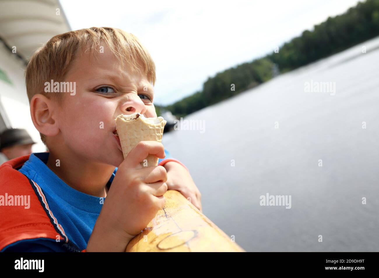 Enfant Qui Mange De La Glace Sur Le Pont Du Navire Passager Photo Stock Alamy Enfant Qui Mange De La Glace Sur Le Pont Du Navire Passager Photo Stock Alamy