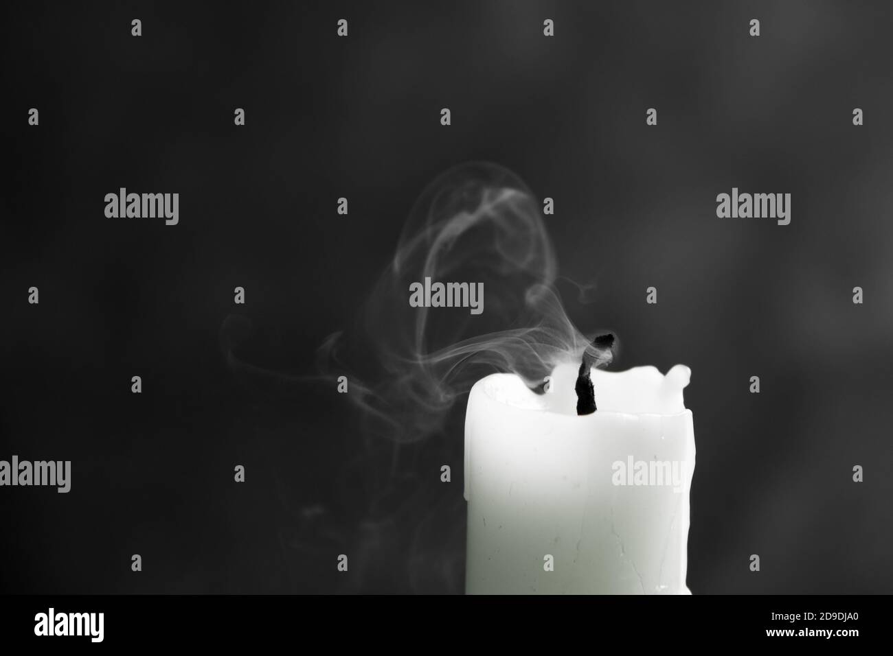 bougie blanche éteinte avec fumée spectaculaire et abstraite sur fond noir, photo noir et blanc, gros plan Banque D'Images