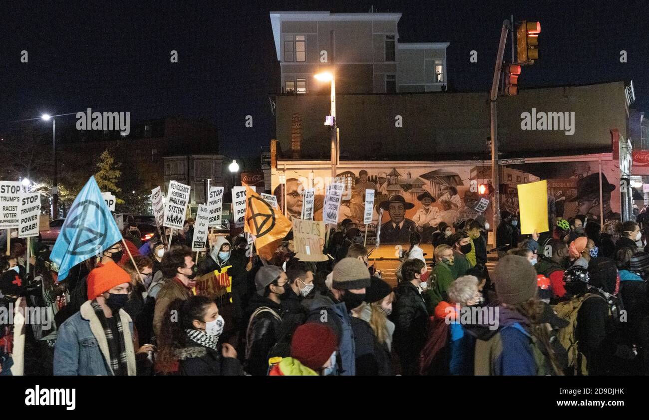 4 novembre 2020, Boston Common, Boston, Massachusetts, États-Unis : les manifestants marchent à Nubian Sq, un jour après l'élection à Boston, alors que les bulletins de vote continuent d'être comptés dans certains États du champ de bataille pour l'élection générale. Credit: Keiko Hiromi/AFLO/Alay Live News Banque D'Images