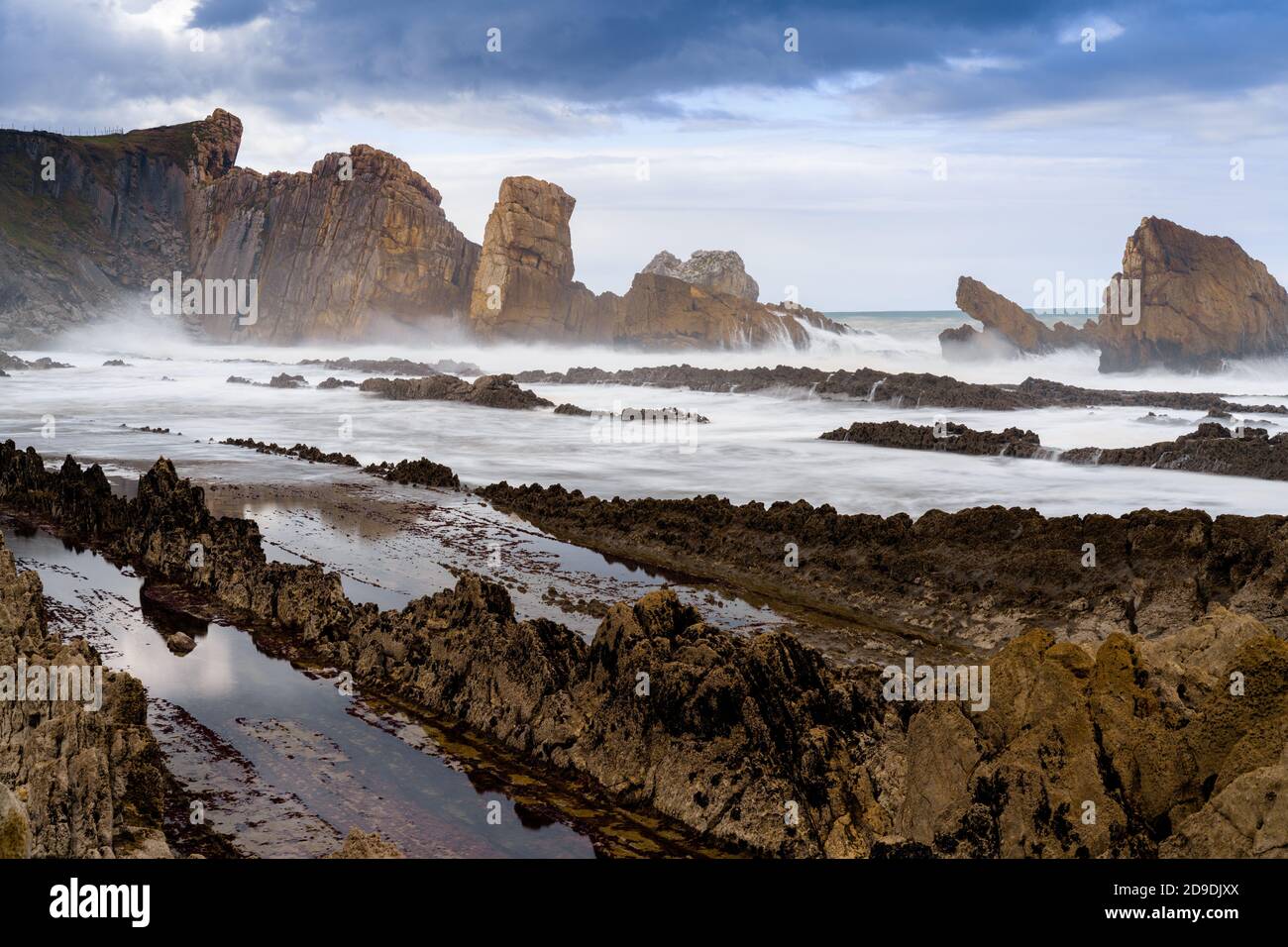 Une côte rocheuse et sauvage avec des vagues de tempête frapper le côte Banque D'Images