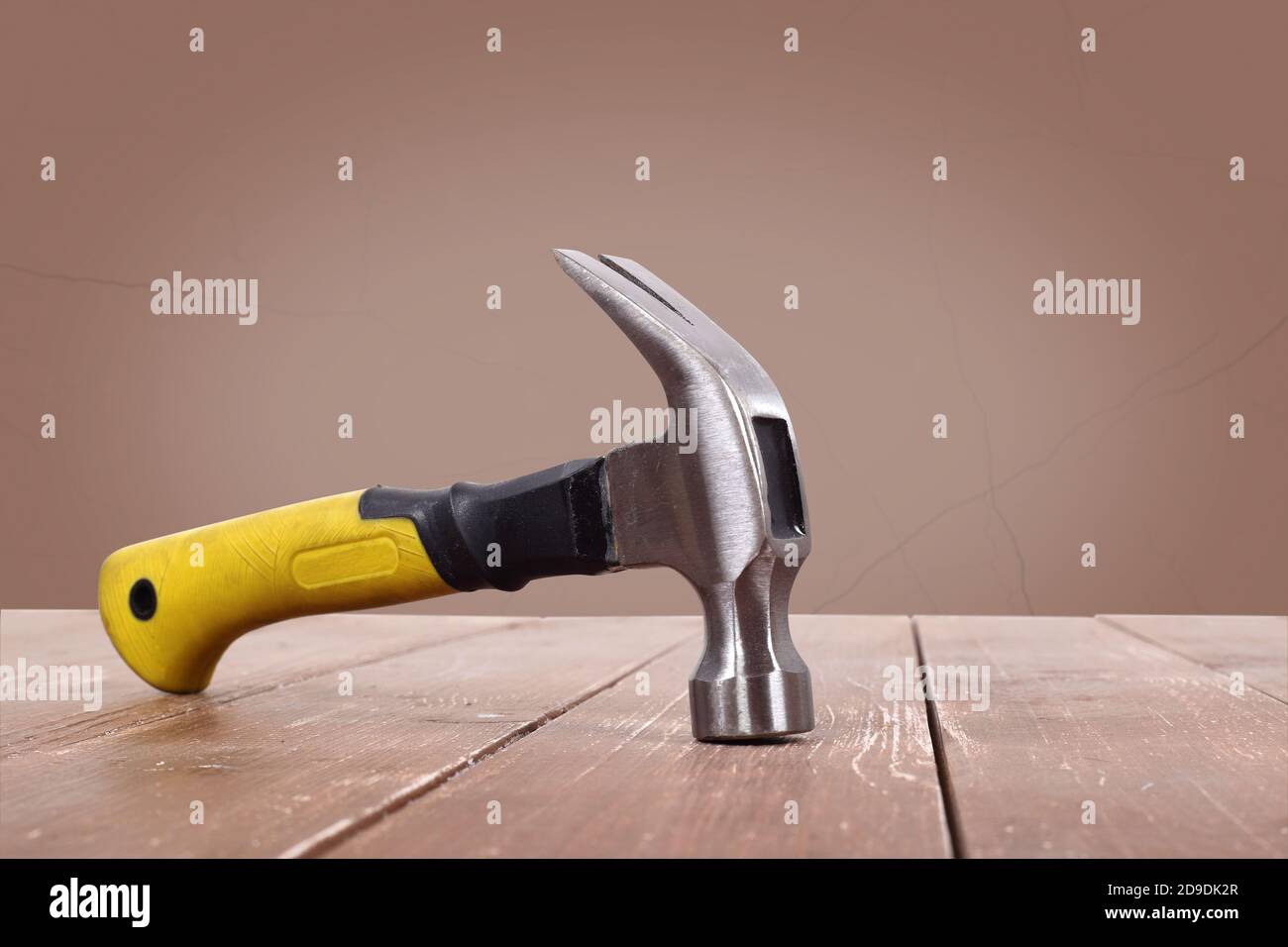 Outils Construction et réparation - marteau à griffe sur un fond de mur en bois et en bois. Banque D'Images