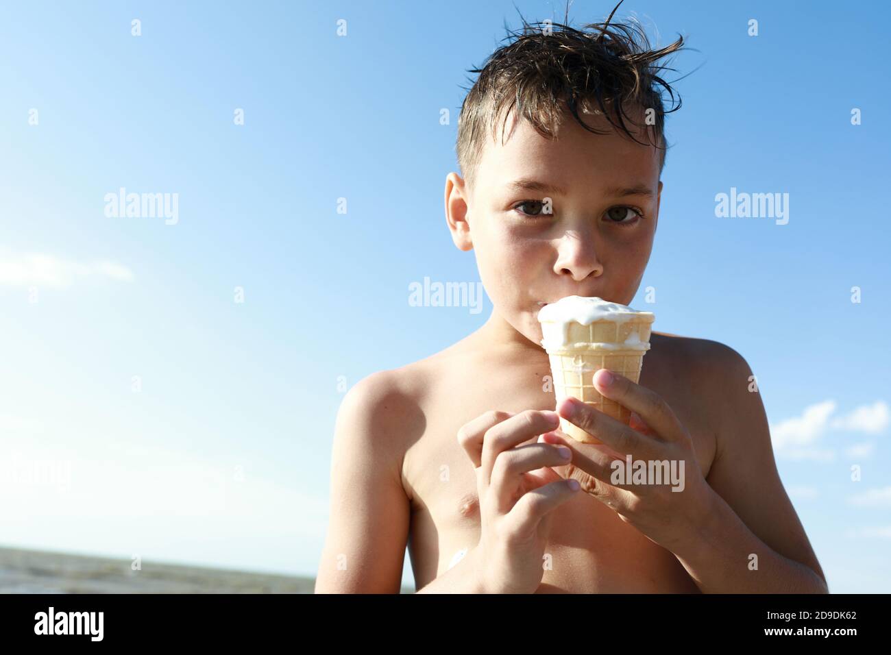 Enfant Qui Mange De La Glace Sur La Plage De La Mer D Azov Photo Stock Alamy Enfant Qui Mange De La Glace Sur La Plage De La Mer D Azov Photo Stock Alamy