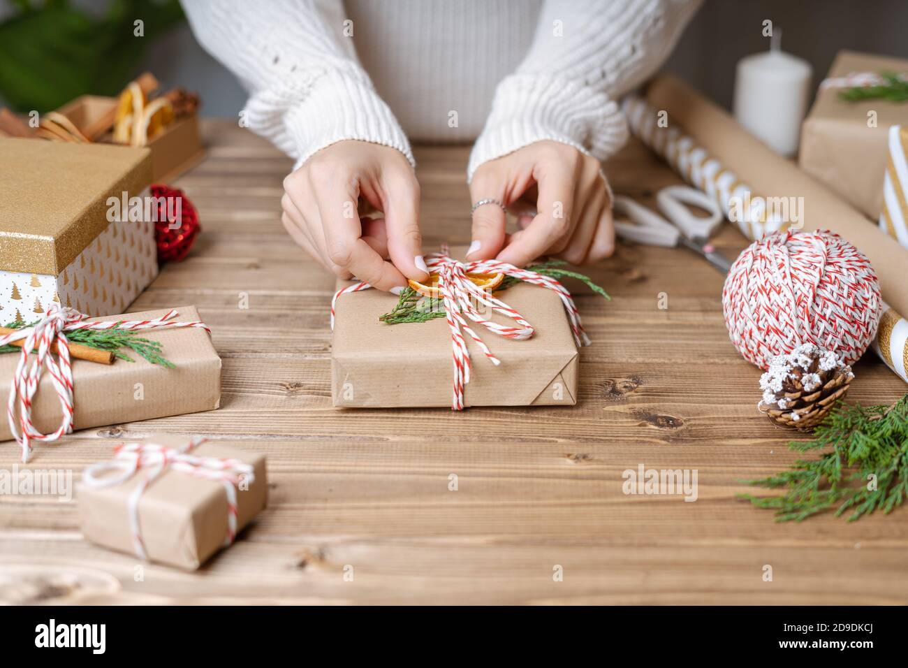Femme s mains emballer cadeau de Noël, gros plan. Cadeaux non préparés sur  fond de bois avec éléments de décoration et articles, vue de dessus. Noël  ou Nouveau Photo Stock - Alamy