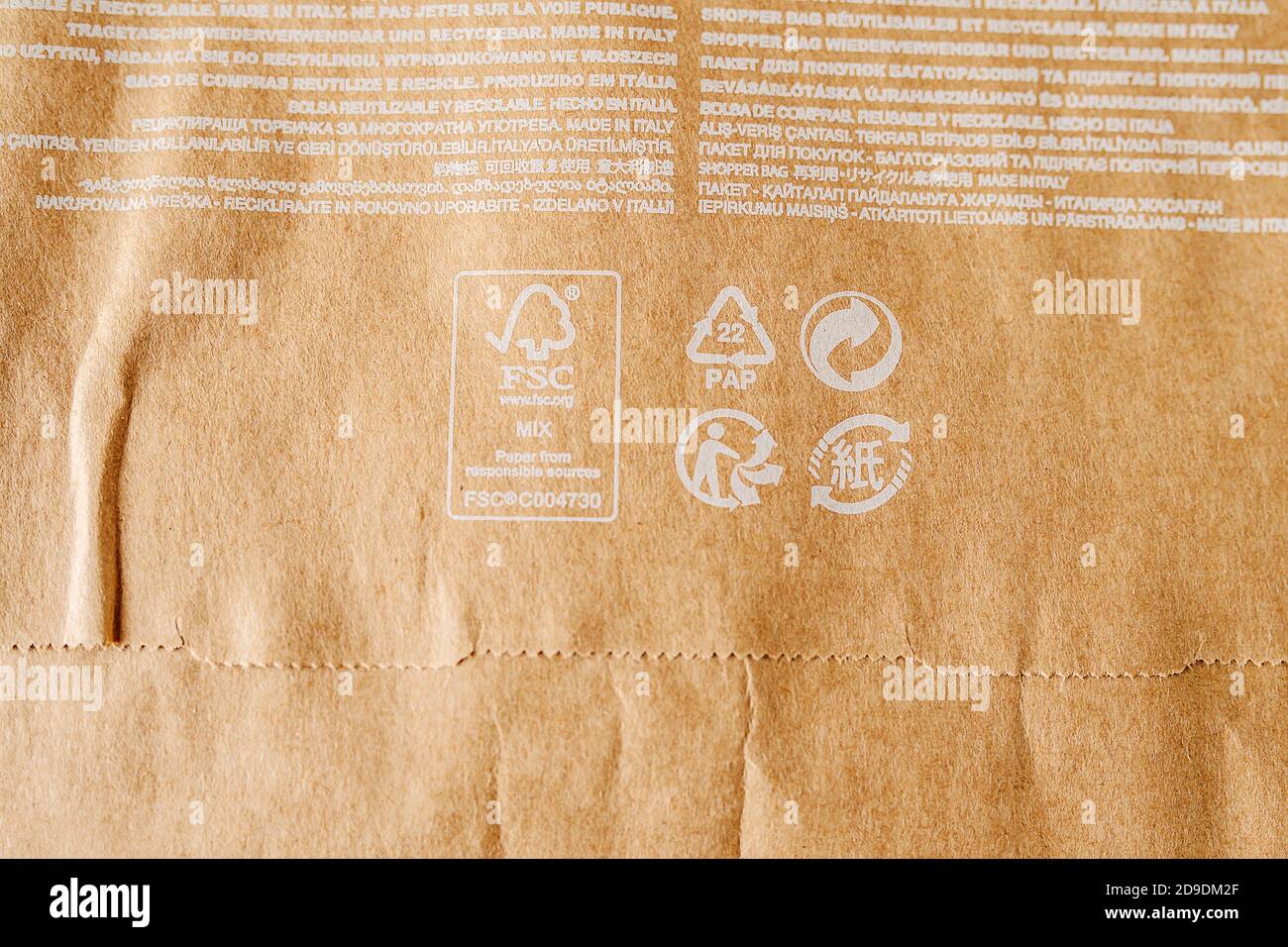 RUSSIE, UFA - 02 NOVEMBRE 2020 : un paquet de papier recyclé pour l'artisanat Banque D'Images