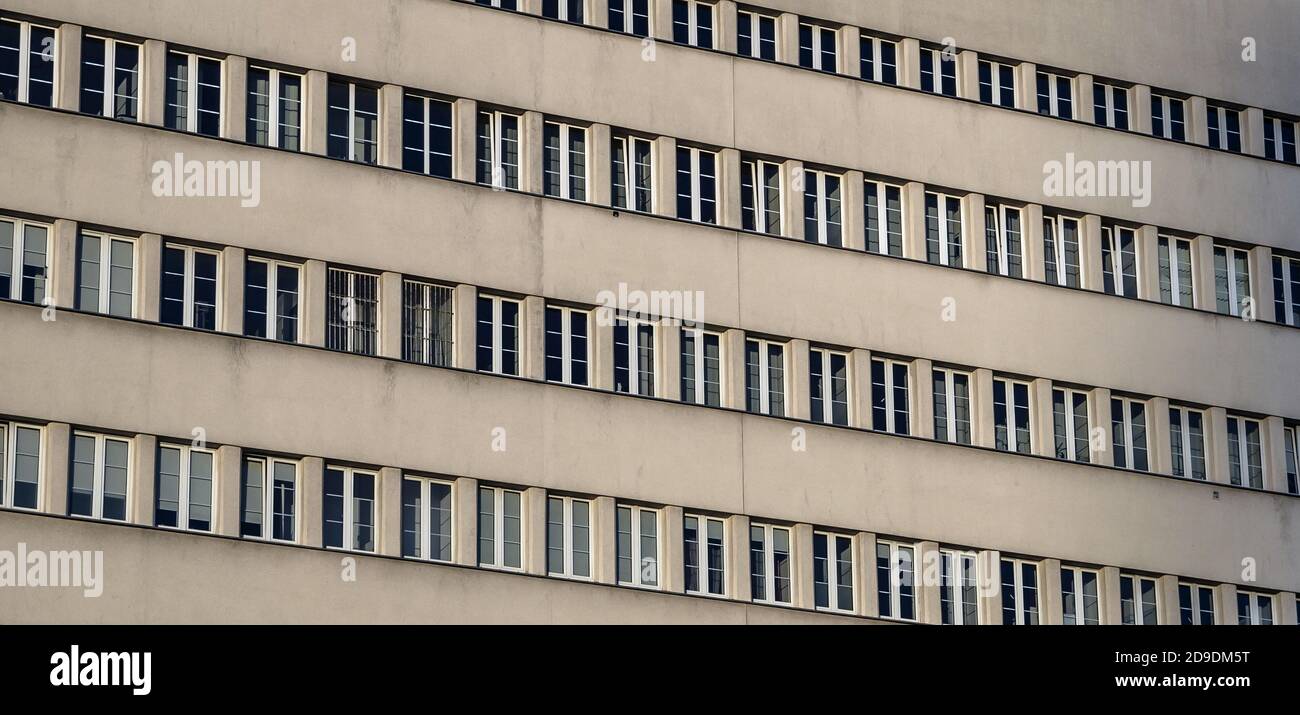 Façade d'un bâtiment socialiste avec fenêtres à Oskar Schindler Cracovie, Pologne Banque D'Images