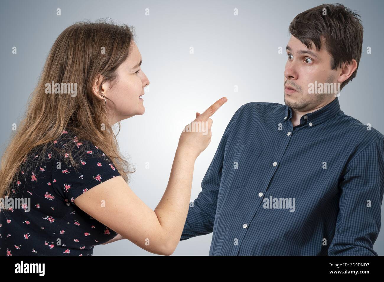 La Femme Hysterique Jalousie Crie Et Accuse Son Mari Photo Stock Alamy