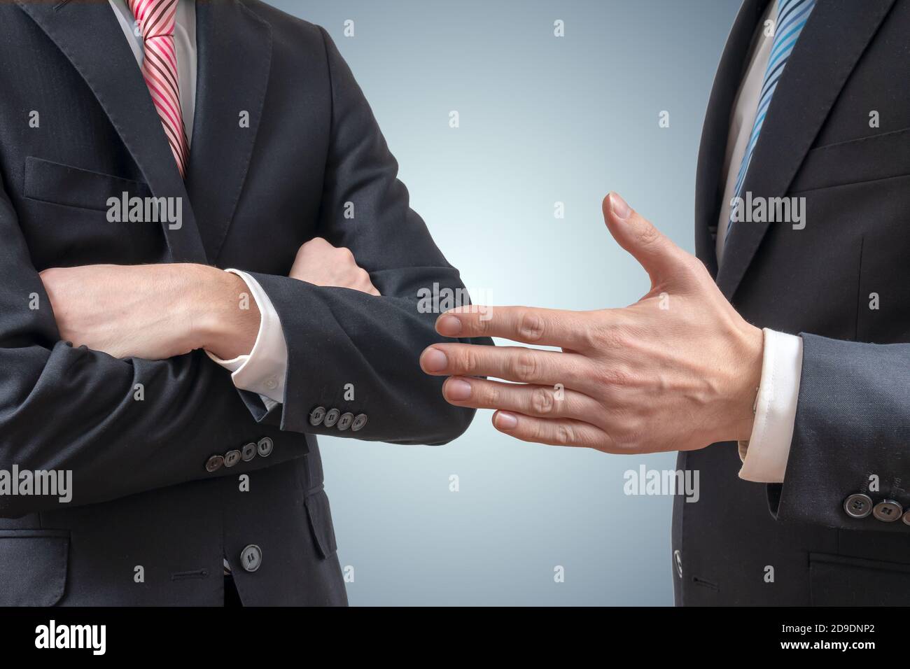 Refuser la poignée de main. L'homme refuse de se serrer la main avec un  homme d'affaires qui lui offre la main Photo Stock - Alamy