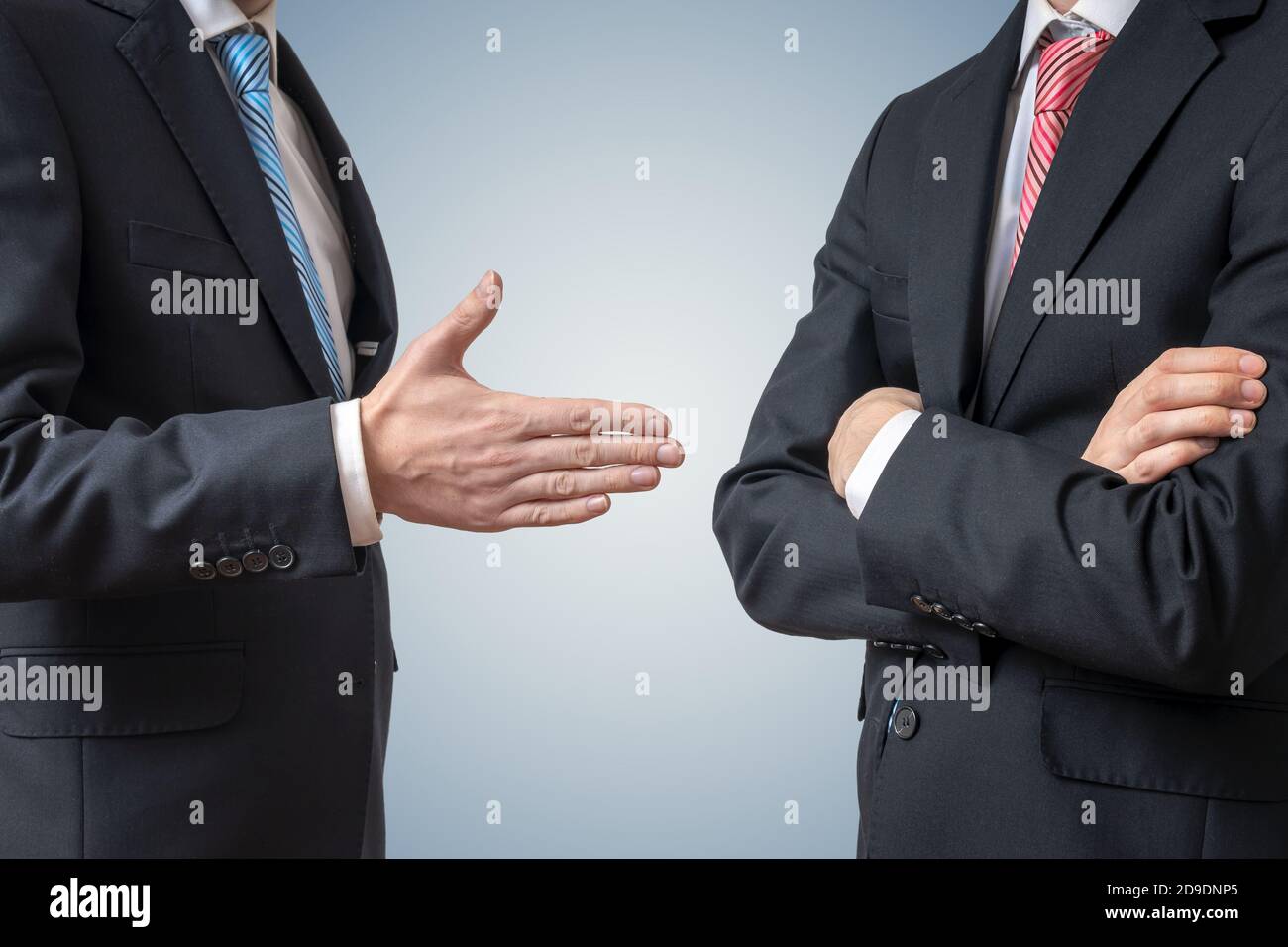 Refuser la poignée de main. L'homme refuse de se serrer la main avec un  homme d'affaires qui lui offre la main Photo Stock - Alamy