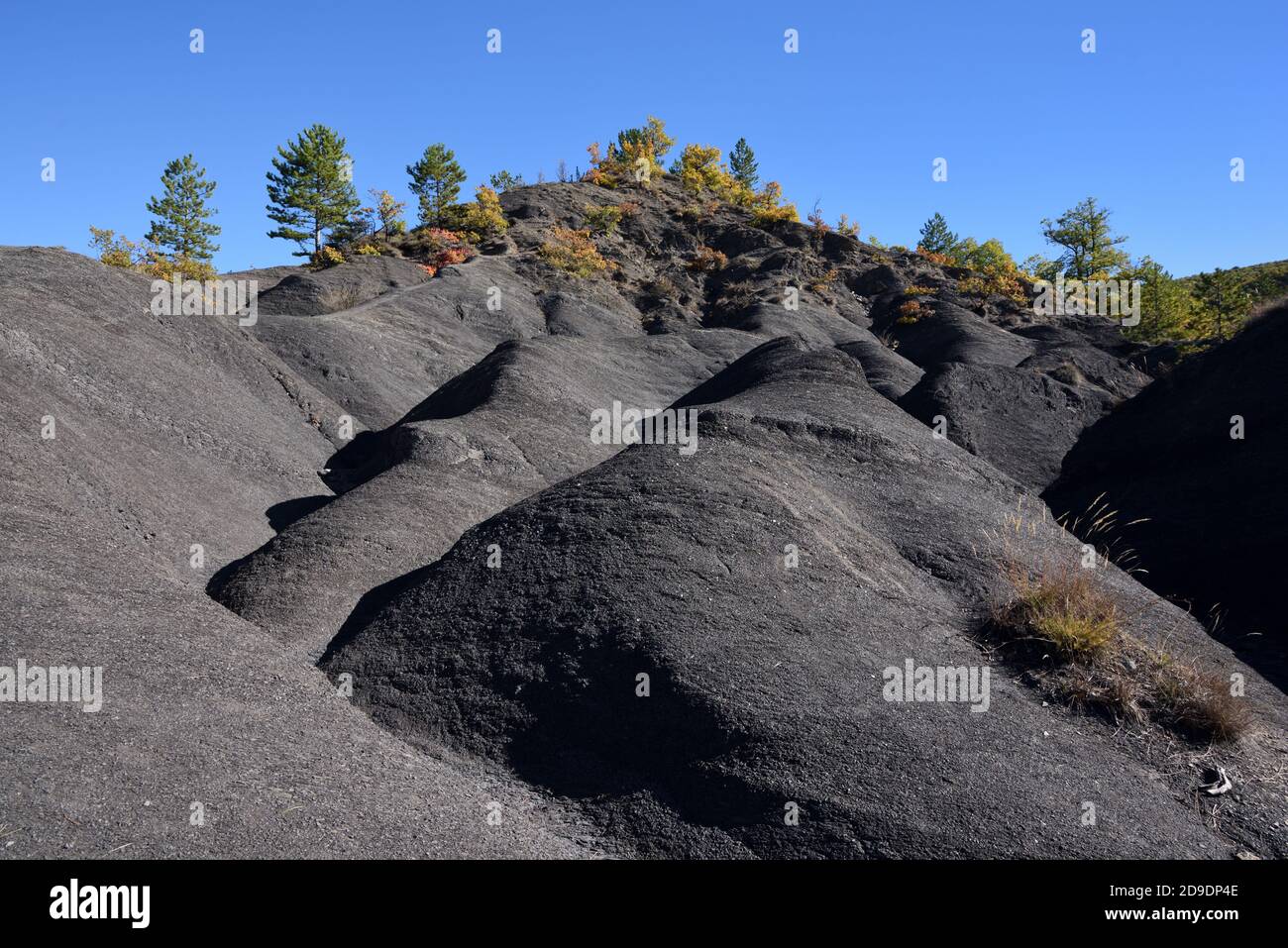 Formations de Marl noir, de Marlstone ou de Shale noir connues sous le nom de Robines dans le Geopark de haute Provence près de digne-les-bains Alpes-de-haute-Provence France Banque D'Images