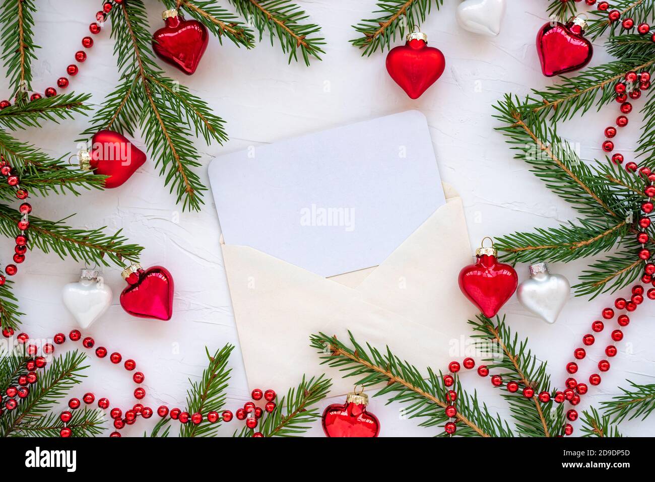 Carte de Noël avec cône de jouet de sapin enneigé et brillant bille Banque D'Images
