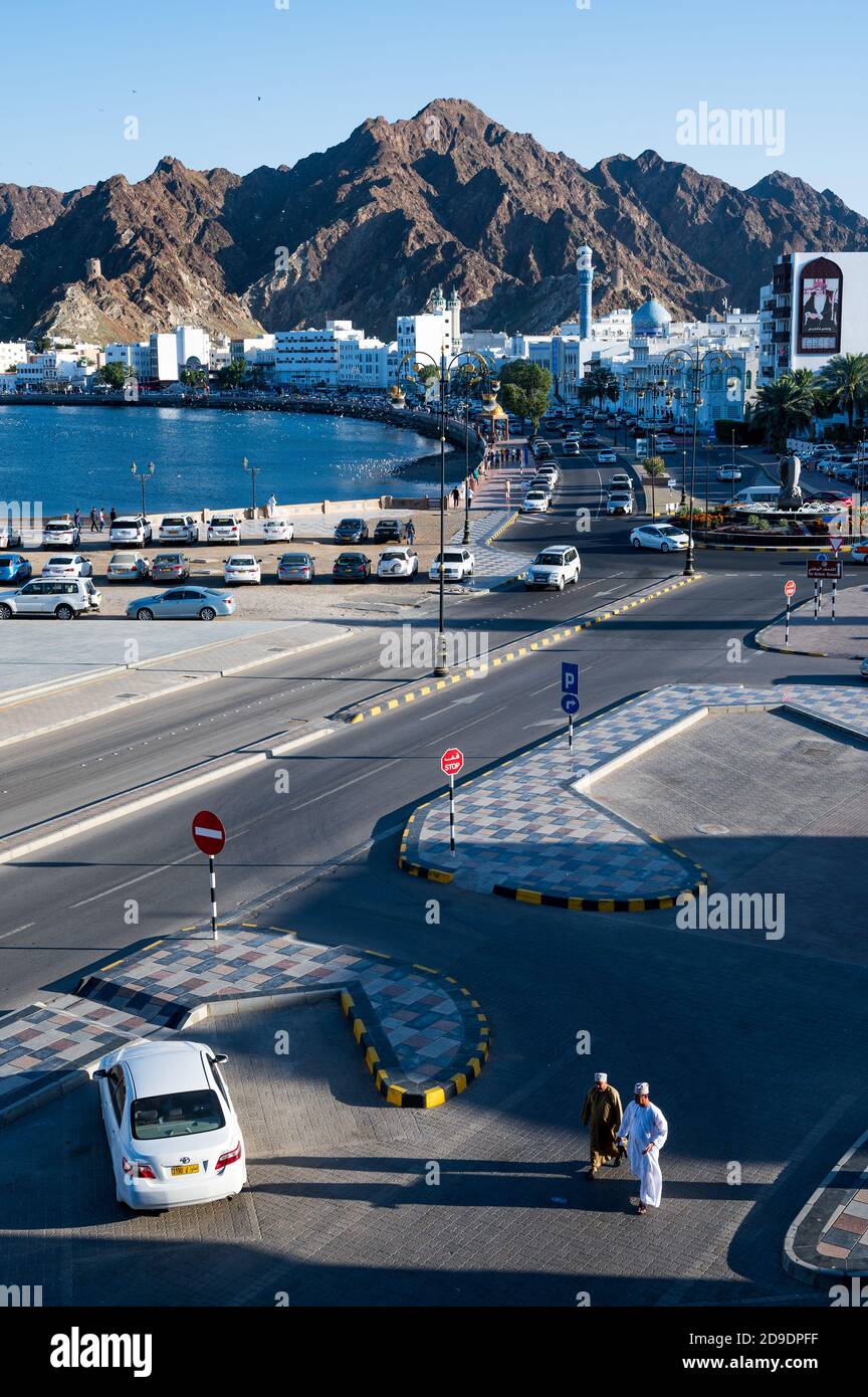 Sultanat d'Oman : Muttrah, le vieux quartier de Muscat, connu pour son souk, son château et le corniche, un quartier populaire de marche. Banque D'Images