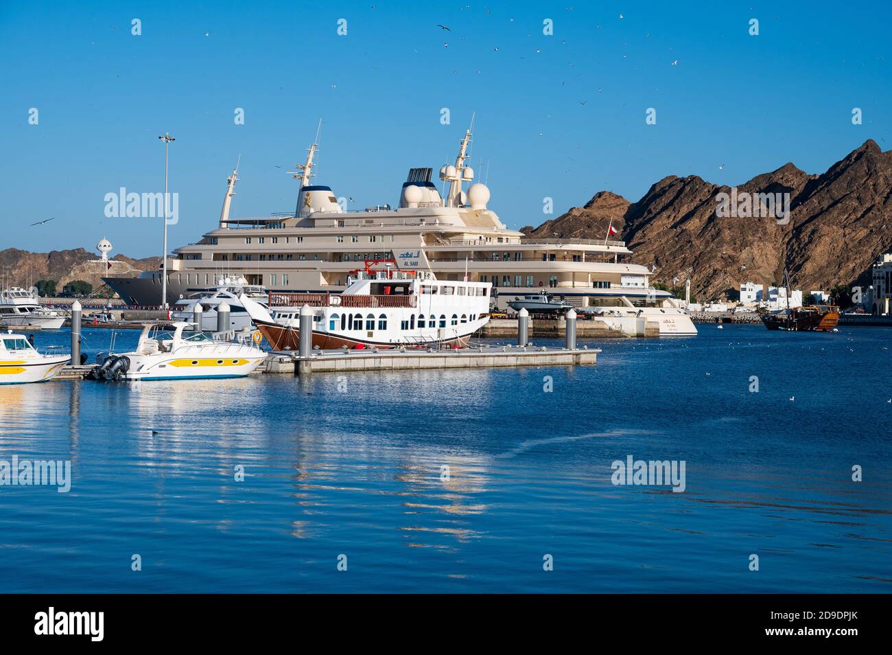 Sultanat d'Oman : Muttrah, le vieux quartier de Muscat, connu pour son souk, son château et le corniche, un quartier populaire de marche. Al Said, yacht de luxe Banque D'Images