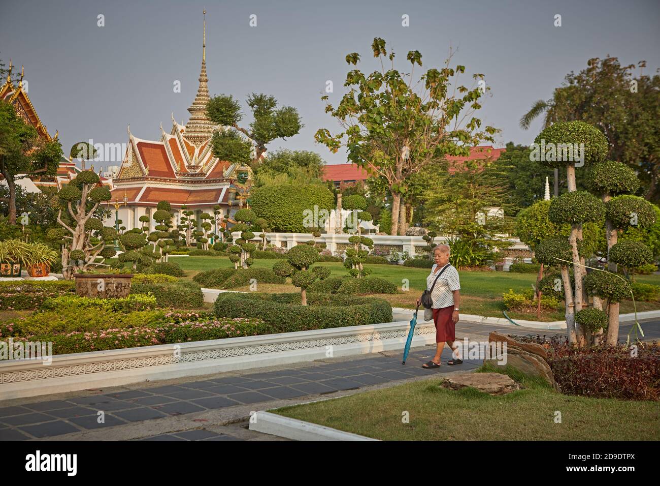 Bangkok, Thaïlande, mars 2016. Une femme marchant dans les jardins de Wat Arun, le temple de l'aube. Banque D'Images