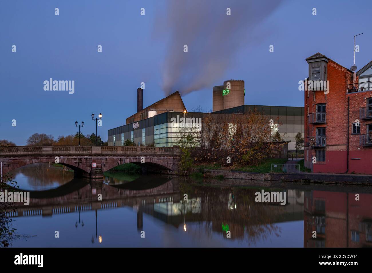 Brasserie Carlsberg le long de la rivière Nene avec des réflexions dans l'eau avant l'aube, centre-ville, Northampton, Angleterre, IK. Banque D'Images