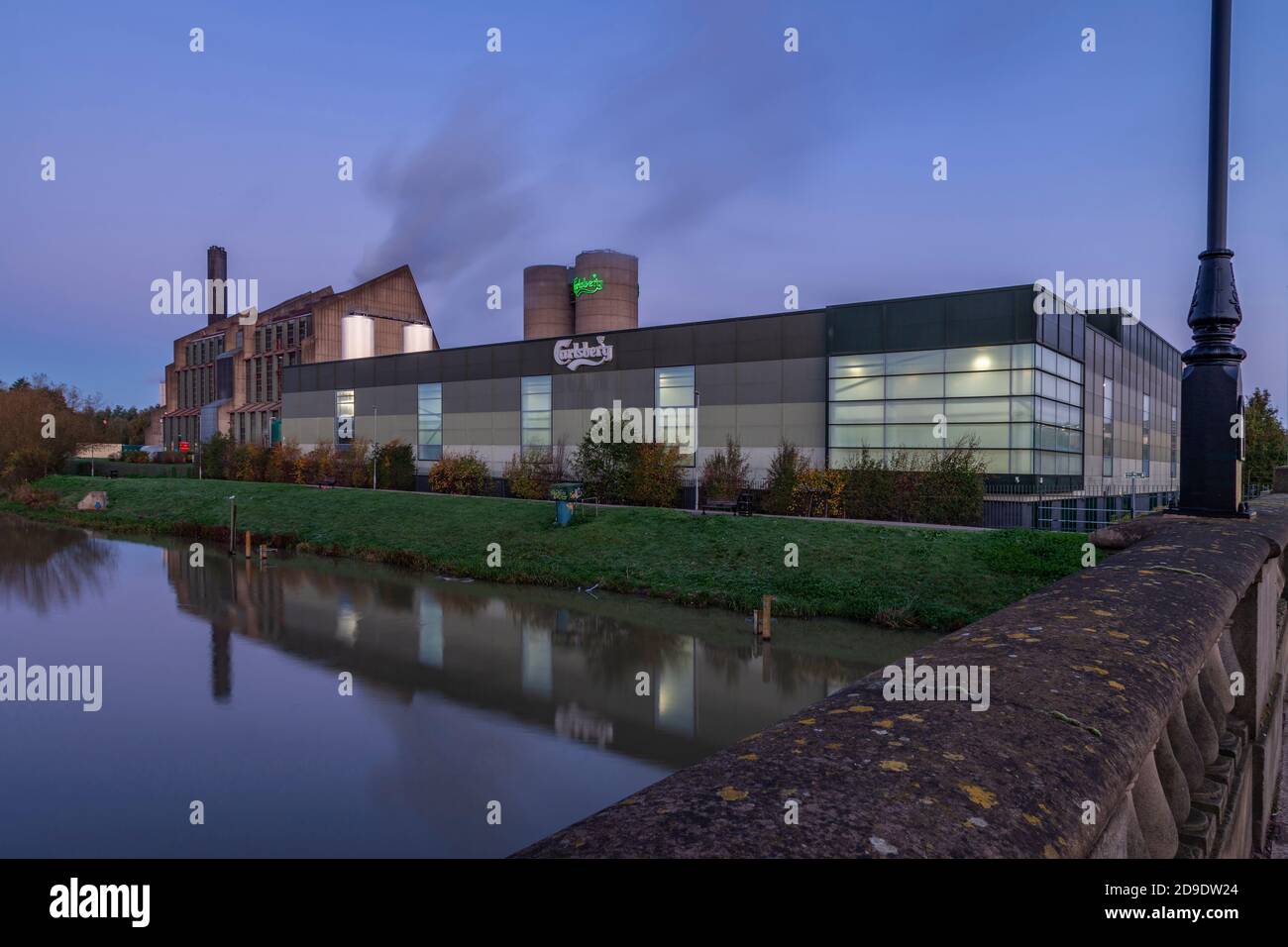 Brasserie Carlsberg le long de la rivière Nene avec réflexions dans l'eau avant l'aube, centre-ville, Northampton, Angleterre, Royaume-Uni. Banque D'Images