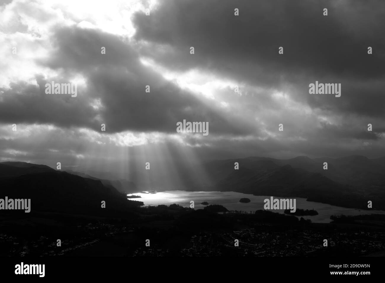 Le soleil éclate sur Derwent Water, Derwent Fells, Lake District, Cumbria, Angleterre, Royaume-Uni. Prise de Lattigg. Banque D'Images