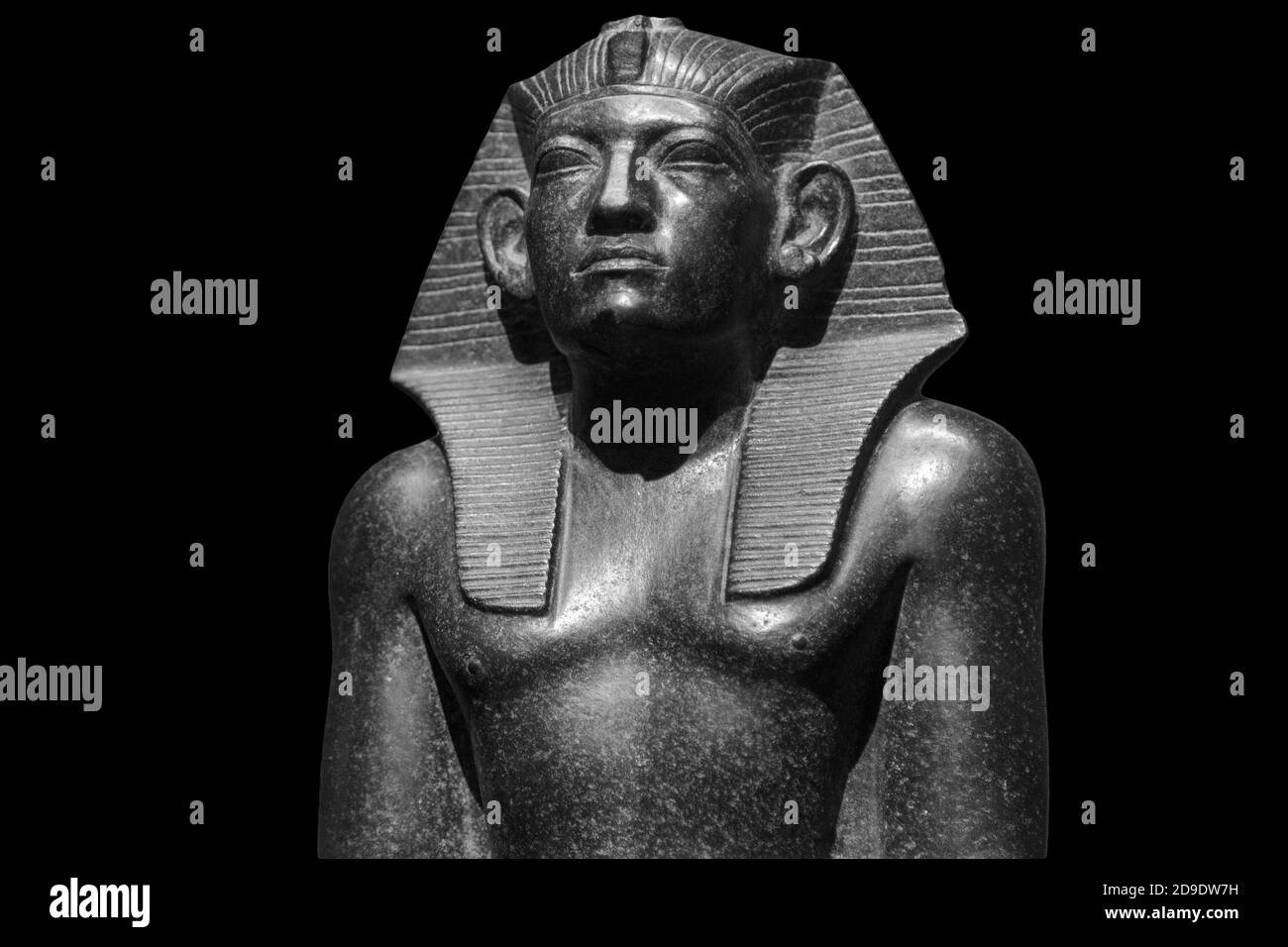 Pharaon dieux égyptiens mort religion symbole statue de pierre isolée sur noir. Masque de pharaon de pierre toutankhamen sur fond noir Banque D'Images