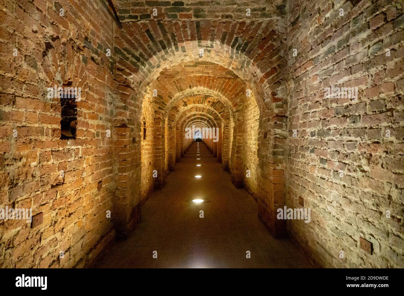 Arcades en briques faites de briques rouges comme passage entre les deux ailes d'un château médiéval. Granit pierre un bâtiment en brique passage intérieur vers les bastions Banque D'Images