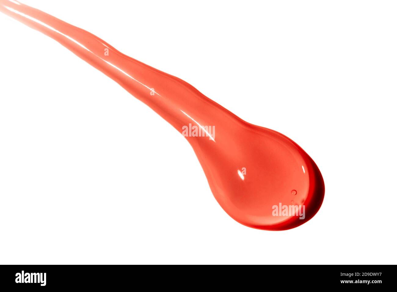 Gouttes de sang suindant la macro sur fond blanc. Un colorant liquide rouge foncé/déversement d'encre sur une surface blanche goutte-à-goutte de sang sur un fond blanc Banque D'Images