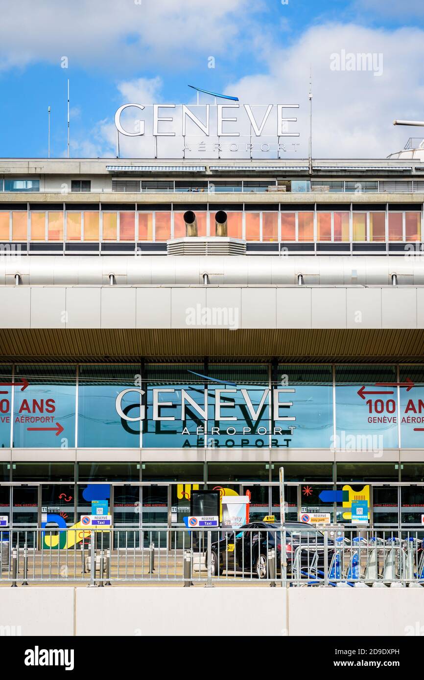 Vue de face de l'entrée principale de l'aéroport international de Genève (GVA), qui célèbre son centenaire en 2020. Banque D'Images