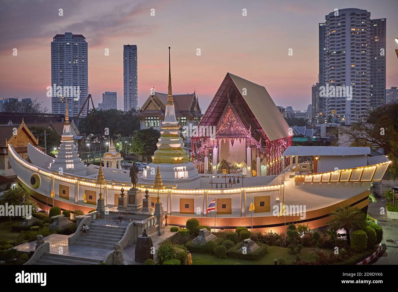 Bangkok, Thaïlande, mars 2016. Wat Yanniwa, le temple du bateau, au coucher du soleil. Banque D'Images