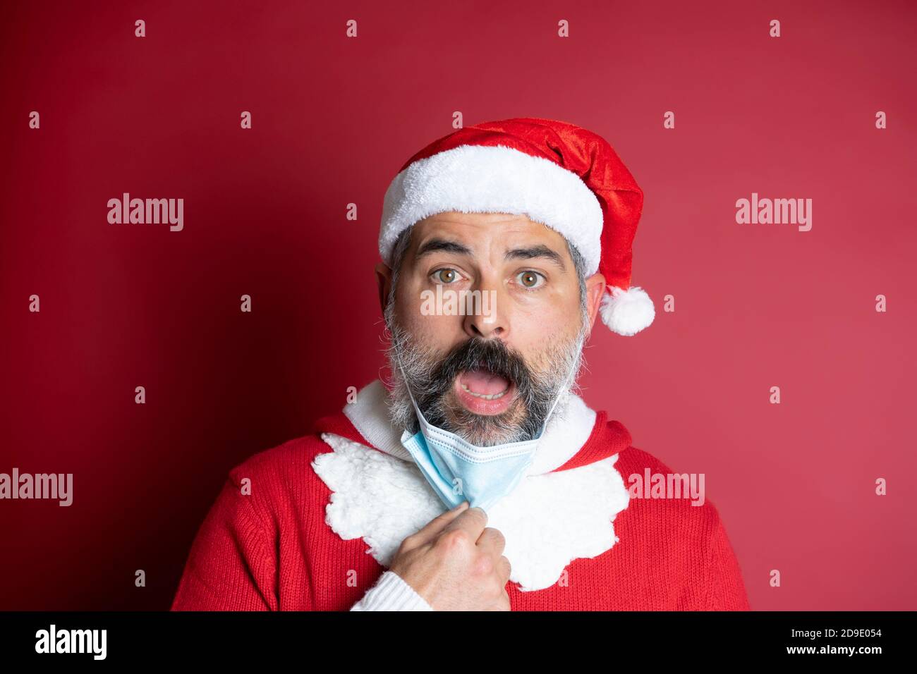 Chapeau Rouge Père Noël Avec La Barbe. Tenue De Masque De Vacances