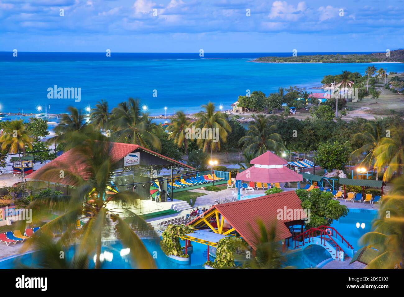 Cuba, province de Holguin, Playa Guardalvaca, vue sur la piscine de l'hôtel Brisas Banque D'Images