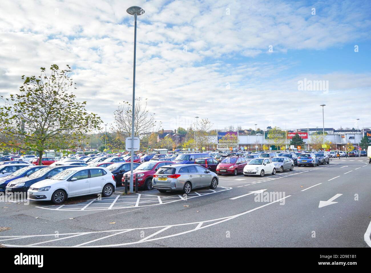 Worcestershire, Royaume-Uni. 5 novembre 2020. Alors que l'Angleterre entre dans sa deuxième phase de confinement aujourd'hui, les acheteurs de ce grand supermarché ont rempli le parking tout en faisant des courses. Acheter des aliments essentiels est totalement incontournable, mais il semble y avoir un contraste saisissant, certainement ici à Kidderminster, par rapport à la première phase de confinement et les habitudes de magasinage à l'époque. Le gouvernement a-t-il raison? Credit Lee Hudson/Alay Live News Banque D'Images