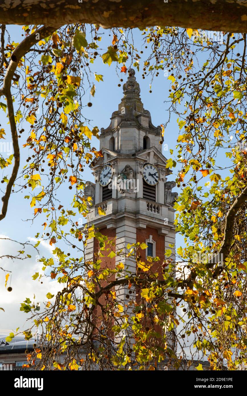 Vue à travers l'arbre du clocher de l'hôtel de ville de Lambeth, Brixton, Londres Banque D'Images
